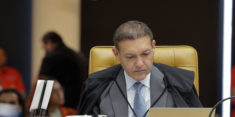 Voto de Nunes Marques sobre 8 de janeiro converge com teses da defesa de Bolsonaro em revisão no STF