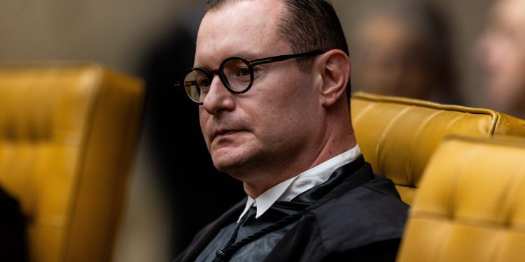 Zanin pede vista e interrompe julgamento no STF sobre escolas cívico-miltiares