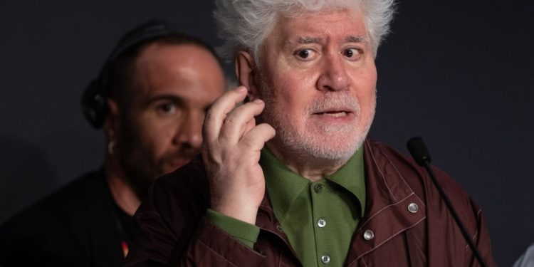 Pedro Almodóvar apresenta seu novo filme, 'Natal amargo', no Festival de Cannes — Foto: ANNA KURTH / AFP