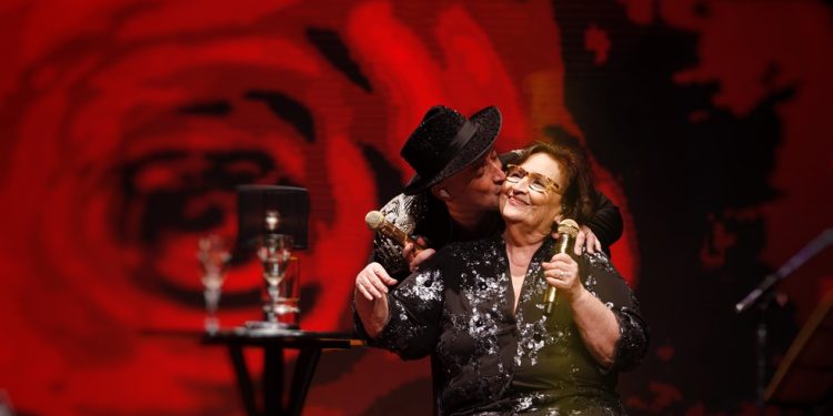 Paulo Gustavo e Dona Déa na peça 'Filho da mãe', em 2019, quando dividiram o palco — Foto: Rubens Cerqueira/Divulgação