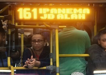 'A pessoa é amassada e humilhada', diz passageiro ao tentar entrar em ônibus superlotado no segundo dia da paralisação