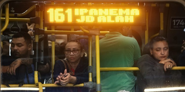 'A pessoa é amassada e humilhada', diz passageiro ao tentar entrar em ônibus superlotado no segundo dia da paralisação