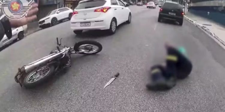 'Não morre, por favor': PM chora e reza após atirar sete vezes em homem em São Paulo; veja vídeo