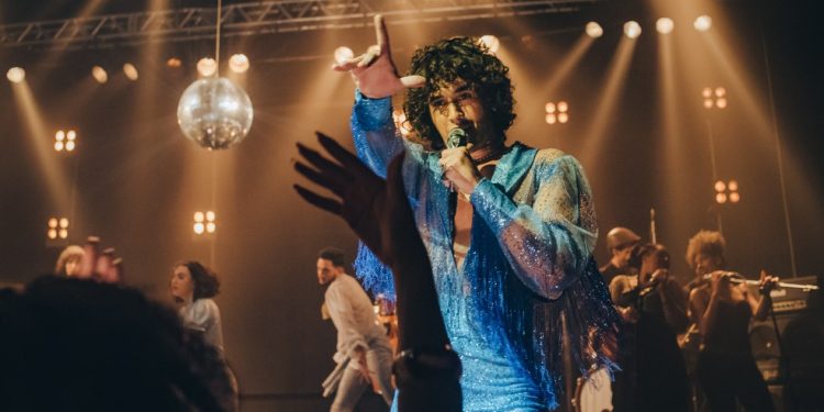Filipe Bragança é Sidney Magal em "Meu sangue ferve por você" — Foto: Divulgação