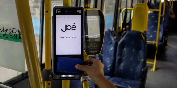 Dinheiro deixa de ser aceito nos ônibus municipais do Rio; veja como pagar a passagem