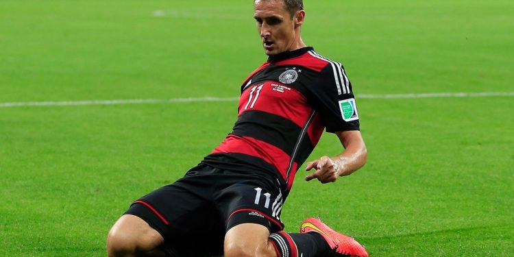 Klose passou Ronaldo Fenômeno na vitória de 7 a 1 contra a seleção brasileira — Foto: AFP PHOTO / ADRIAN DENNIS