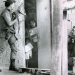 Moradora do Dona Marta entre policiais armados, em 1987 — Foto: Frederico Rozário/Agência O GLOBO