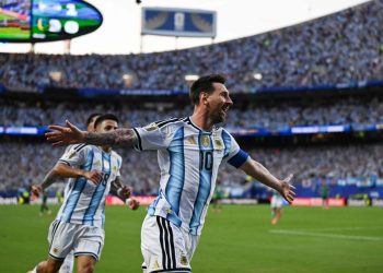 Messi comemora um de seus gols pela Argentina diante da Argélia, na primeira rodada da Copa do Mundo dee 2026 — Foto: ROBERTO SCHMIDT / AFP