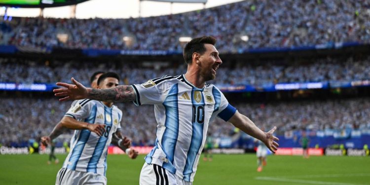 Messi comemora um de seus gols pela Argentina diante da Argélia, na primeira rodada da Copa do Mundo dee 2026 — Foto: ROBERTO SCHMIDT / AFP