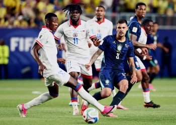 Bruno Guimarães foi um dos destaques do Brasil contra o Haiti, pela Copa do Mundo — Foto: Charly Triballeau / AFP
