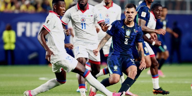 Bruno Guimarães foi um dos destaques do Brasil contra o Haiti, pela Copa do Mundo — Foto: Charly Triballeau / AFP