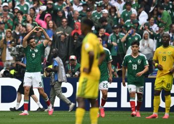 Raul Jimenez celebra, emocionado, seu gol contra a África do Sul — Foto: Yuri Cortez / AFP