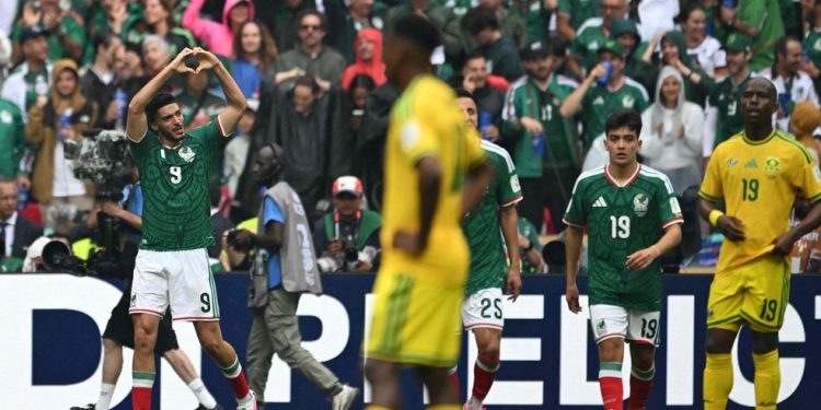 Raul Jimenez celebra, emocionado, seu gol contra a África do Sul — Foto: Yuri Cortez / AFP