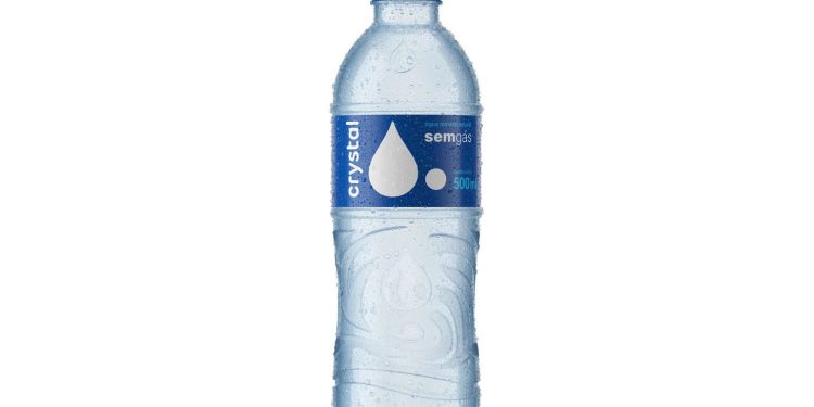 Água mineral contaminada: como identificar o lote suspenso da Crystal e o que fazer se tiver o produto em casa