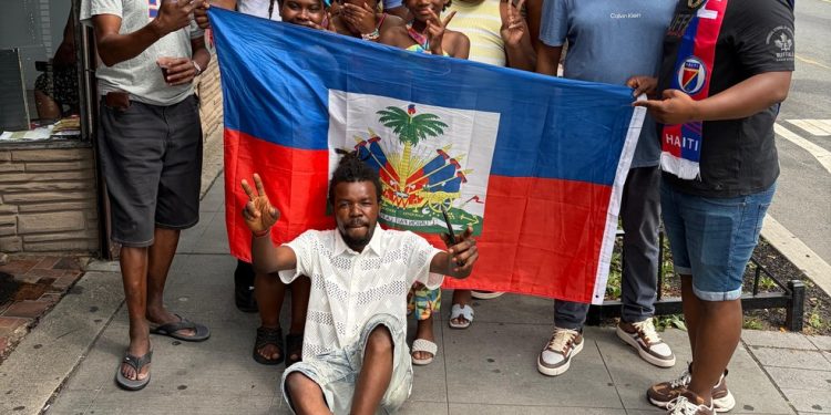 Raphael Joseph (à direita), que foi ao Jogo da Paz em 2004, e a comunidade haitiana de East Orange, em Nova Jersey — Foto: Rafael Oliveira