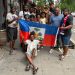 Raphael Joseph (à direita), que foi ao Jogo da Paz em 2004, e a comunidade haitiana de East Orange, em Nova Jersey — Foto: Rafael Oliveira