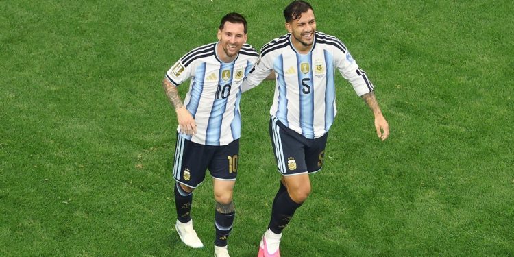 Lionel Messi e Leandro Paredes comemoram segundo gol do camisa 10 — Foto: Getty Images via AFP