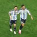 Lionel Messi e Leandro Paredes comemoram segundo gol do camisa 10 — Foto: Getty Images via AFP