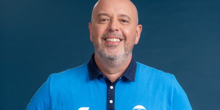 Após passar mal ao vivo na Globo, Alex Escobar conta que já tem previsão de volta ao trabalho: 'Cansado emocionalmente, mas aliviado'
