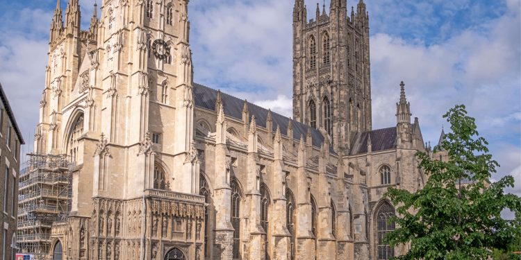 Arcebispa de Canterbury diz que Igreja está 'profundamente envergonhada' por seu papel em adoções forçadas de bebês