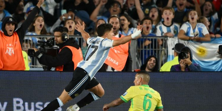 Giuliano Simeone comemora seu gol contra o Brasil — Foto: Luis Robayo/AFP