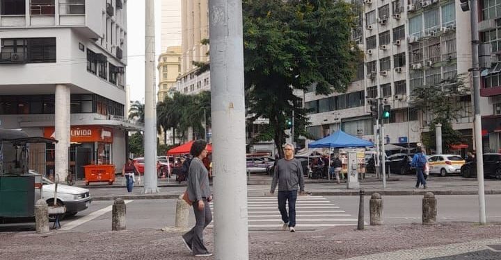 Aviso dado no Centro do Rio: está proibido o comércio de ambulantes no local