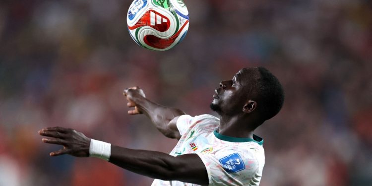 Sadio Mané pronto para dominar a bola — Foto: Buda Mendes/Getty Images/AFP