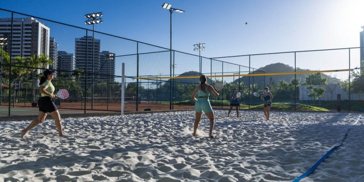 As quadras de beach tennis fazem parte de um complexo esportivo que sedia torneios com moradores e atletas de outros bairros do Rio — Foto: FABIO SEIXO/ILHA PURA/DIVULGAÇÃO