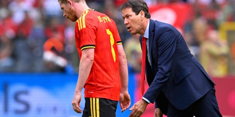 Destaque da Bélgica, Kevin De Bruyne ao lado do treinador francês Rudi Garcia — Foto: JOHN THYS / AFP