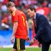 Destaque da Bélgica, Kevin De Bruyne ao lado do treinador francês Rudi Garcia — Foto: JOHN THYS / AFP