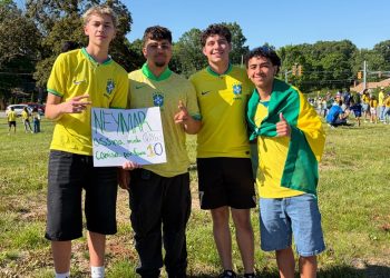 Grupo de brasileiros tenta ver a seleção em Morristown, Nova Jersey — Foto: Rafael Oliveira