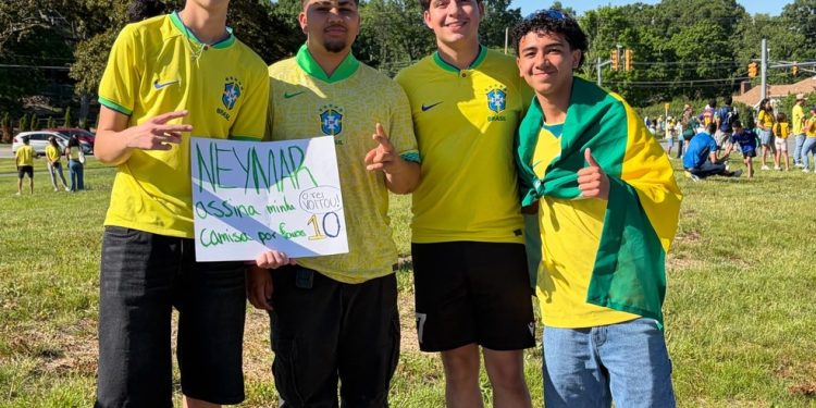 Grupo de brasileiros tenta ver a seleção em Morristown, Nova Jersey — Foto: Rafael Oliveira
