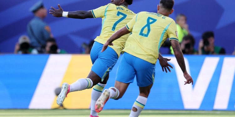 Vinicius Junior comemora, com Bruno Guimarães, o gol de empate da seleção brasileira com o Marrocos — Foto: Kevin C. Cox / GETTY IMAGES NORTH AMERICA / Getty Images via AFP