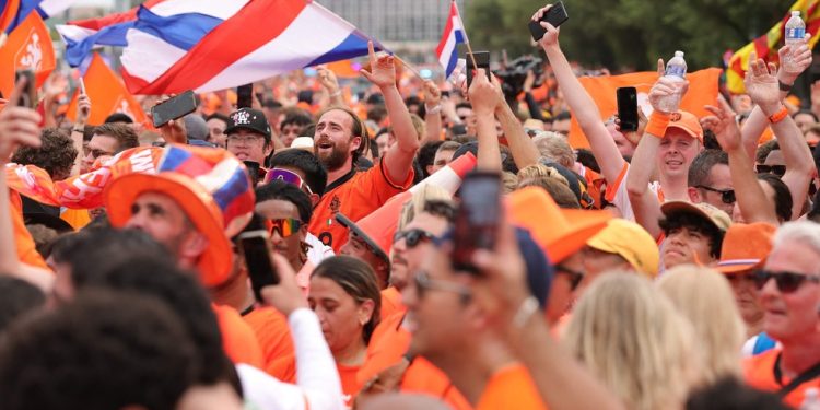 Torcedores da Holanda marcham rumo ao estádio de Houston para jogo contra a Suécia — Foto: Alex Slitz/AFP