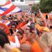 Torcedores da Holanda marcham rumo ao estádio de Houston para jogo contra a Suécia — Foto: Alex Slitz/AFP