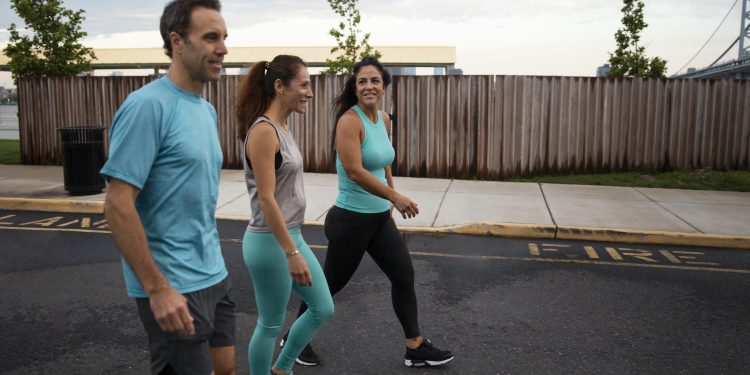 Caminhar cinco dias por semana pode reduzir a gordura corporal, segundo especialistas: 'perda de 78 mil kcal por ano'