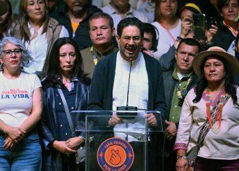 Candidato de esquerda reconhece derrota e confirma vitória de Abelardo de la Espriella na Colômbia