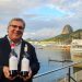 O enólogo Tiago Garcia com os vinhos Monsaraz Grande Reserva Branco e Tinto — Foto: Cláudia Meneses / Agência O Globo