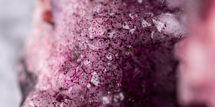 Na Terra, granadas são frequentemente associadas ao metamorfismo, fenômeno que transforma rochas sob condições extremas de calor, pressão ou ação de fluidos quentes. — Foto: Banco de Imagens/Magnific (antiga Freepik)