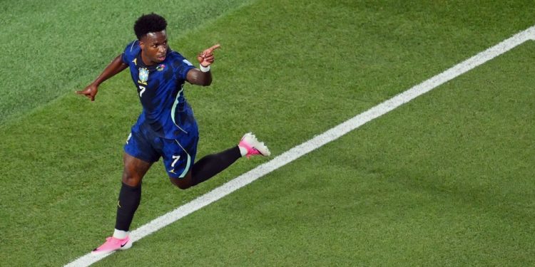 Vinicius Junior comemora o terceiro gol da seleção — Foto: Angela WEISS / AFP