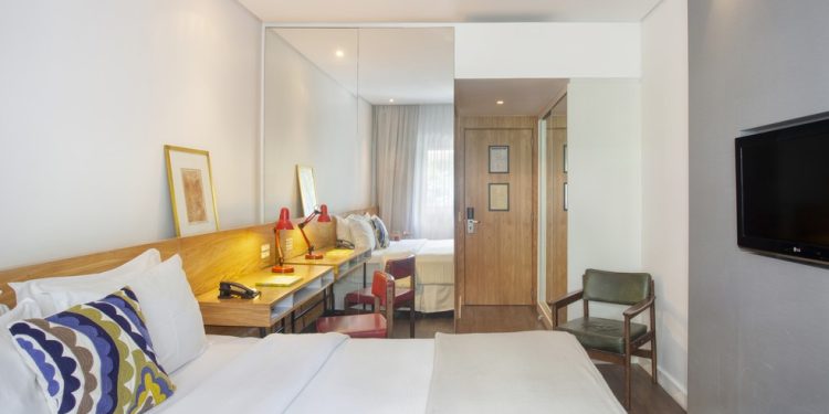 O Ipanema Inn recria a atmosfera de uma casa de praia, com ambientes inspirados na bossa nova e no modernismo brasileiro — Foto: Divulgação