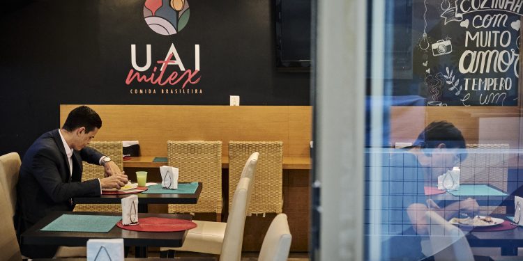 Com disparada no preço dos alimentos, até os engravatados estão se rendendo às marmitas