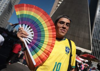 Com slogan político, Parada LGBT+ tem profusão de camisas e bandeiras do Brasil: 'país de todas as cores'