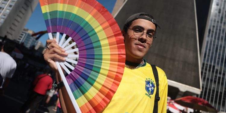 Com slogan político, Parada LGBT+ tem profusão de camisas e bandeiras do Brasil: 'país de todas as cores'