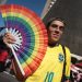 Com slogan político, Parada LGBT+ tem profusão de camisas e bandeiras do Brasil: 'país de todas as cores'