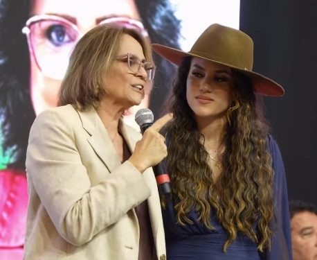 Com voz de Michelle e presença de Damares, filha de réu do 8 de janeiro que morreu na prisão lança pré-candidatura