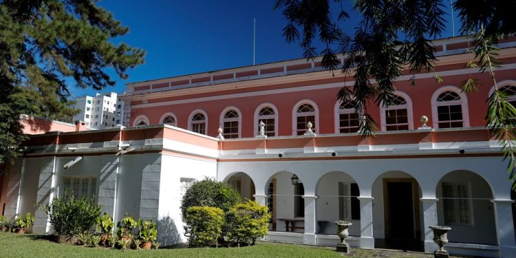 Justiça do Rio de Janeiro determinou a devolução do Palácio do Grão-Pará, em Petrópolis, a Pedro Tiago de Orleans e Bragança após o descendente de Dom Pedro II relatar ter sido impedido de entrar no imóvel e encontrar as fechaduras trocadas. — Foto: Márcia Foletto / Agência O Globo