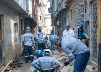 Operários trabalham na construção do tronco coletor de esgoto — Foto: Divulgação/Águas do Rio