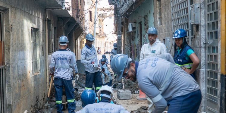 Operários trabalham na construção do tronco coletor de esgoto — Foto: Divulgação/Águas do Rio