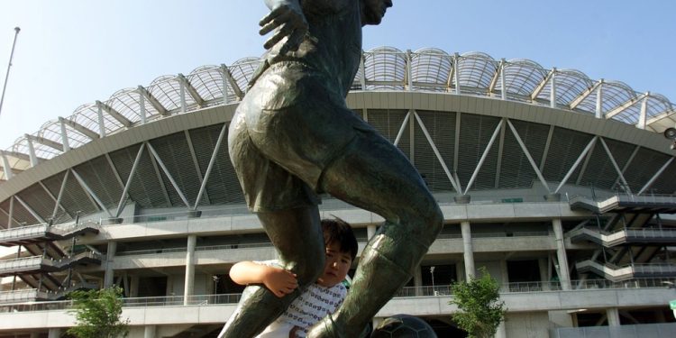 Estátua de Zico no estádio Ibaraki, do Kashima Antlers — Foto: Ivo Gonzalez